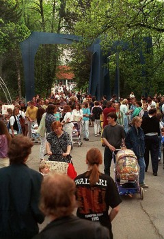 Yön yleisöä Tiedon portin tienoilla vuonna 1993. Kuva: Risto Aalto/Keskisuomalainen  