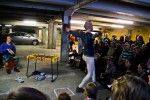 Circus uusi maailman performanssi Deep Shit Sohwin autotallissa, Kuva: Aino Martiskainen